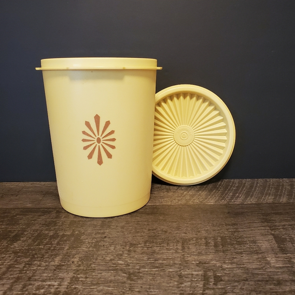 Vintage Tupperware Yellow Storage Container Starburst Lid #811-2